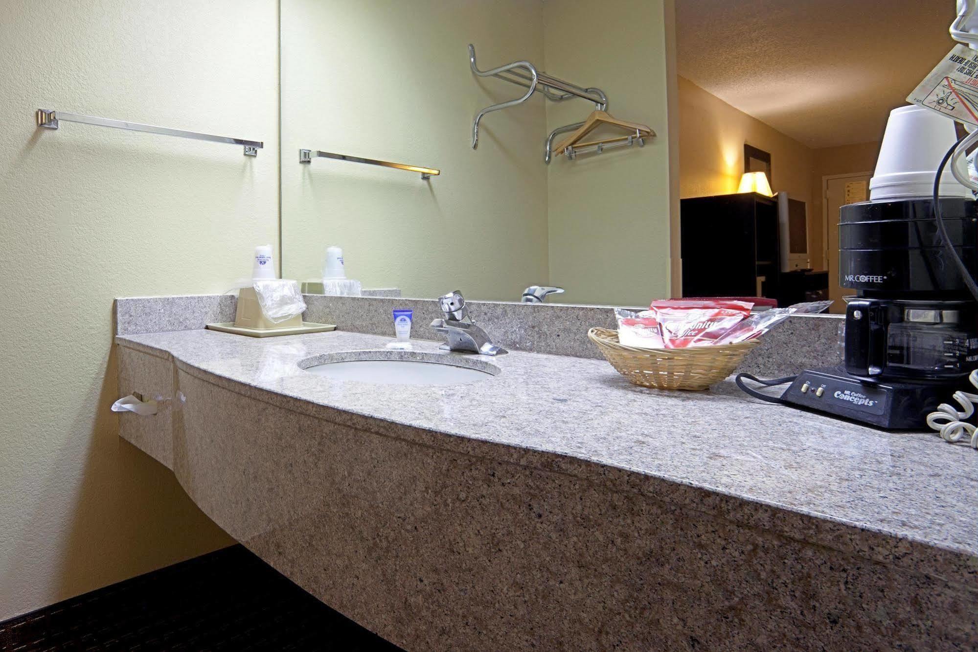 Americas Best Value Inn-Montezuma Phòng bức ảnh